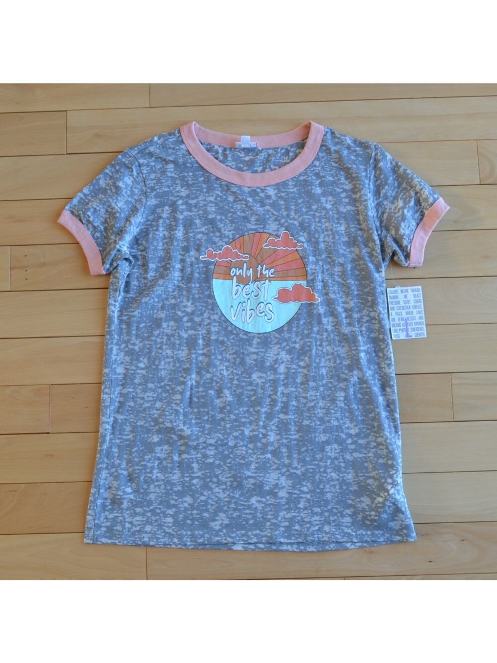 NWT LuLaRoe Liv Short Sleeve Tee Gray Only the Best Vibes Size Large